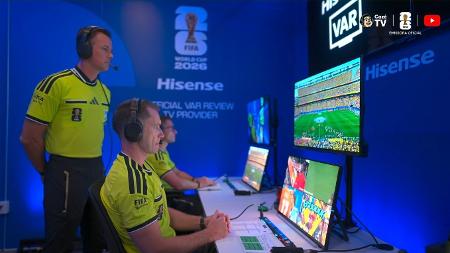 Equipe do VAR de Costa do Marfim x Equador olhando para os monitores - Reprodução