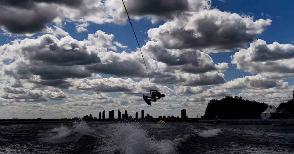 Bonita imagem do céu de Toronto durante a apresentação do canadense Rusty Malinoski no wakeboard