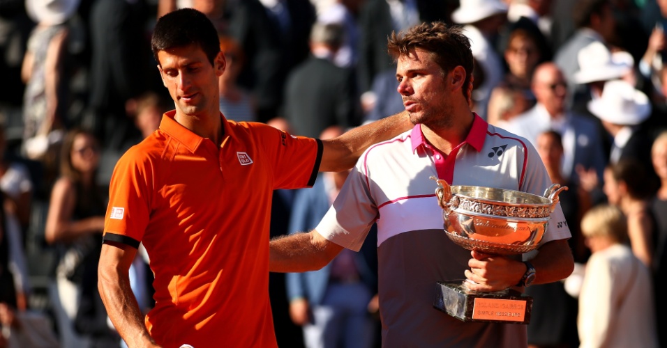 Mais um ano! Stan Wawrinka consola Djokovic após conquistar Roland Garros, único Grand Slam que falta na carreira do sérvio