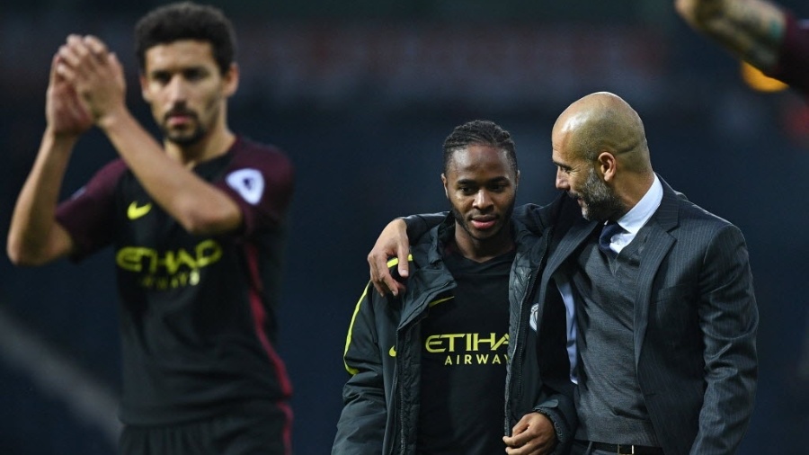 Guardiola deixa o campo com Raheem Sterling após goleada do Manchester City - AFP