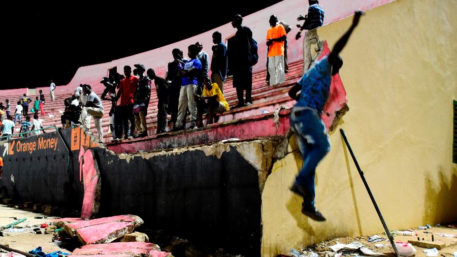 Queda de muro no estádio Demba Diop deixou ao menos oito mortos - AFP PHOTO / SEYLLOU ORG