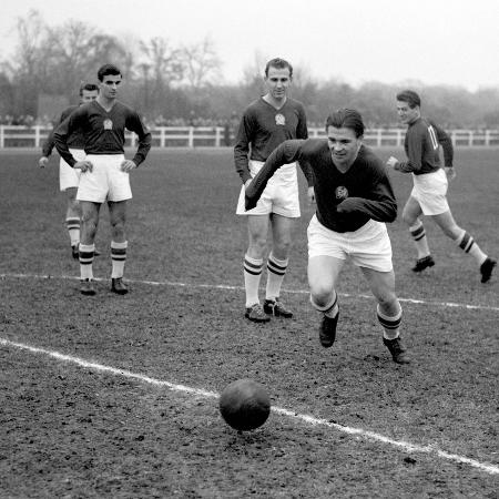 Craque Ferenc Puskas em treino com a Hungria em 1953 - AFP