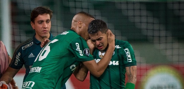 Yerry Mina, zagueiro do Palmeiras, saiu chorando de campo - Ronny Santos/Folhapress