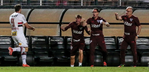 Pratto procura o treinador para celebrar: São Paulo tenta se reconstruir - Ale Cabral/AGIF