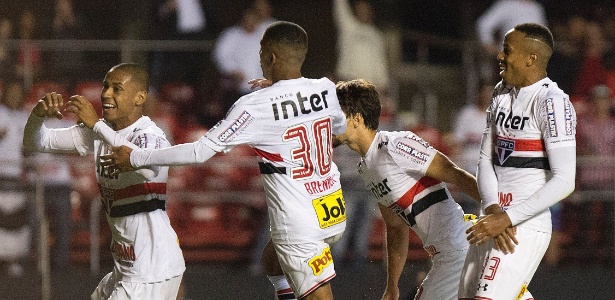 Bruno Alves em comemoração de gol com a camisa do São Paulo