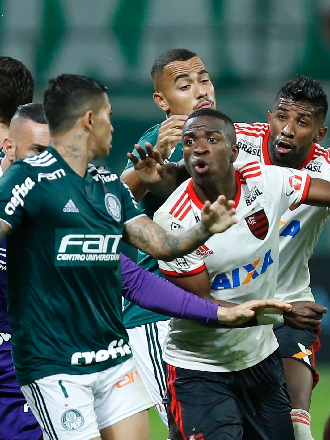 Flamengo marca no fim, frustra Palmeiras e leva a melhor em briga