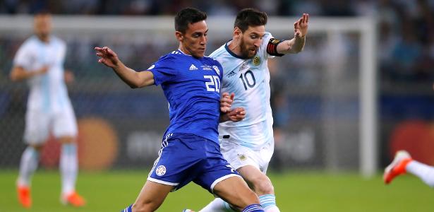 Messi faz de pênalti, mas Argentina só empata com o Paraguai e é lanterna