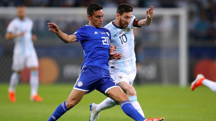 Lionel Messi em disputa de bola com Matias Rojas no jogo Argentina x Paraguai pela Copa América - REUTERS/Luisa Gonzalez
