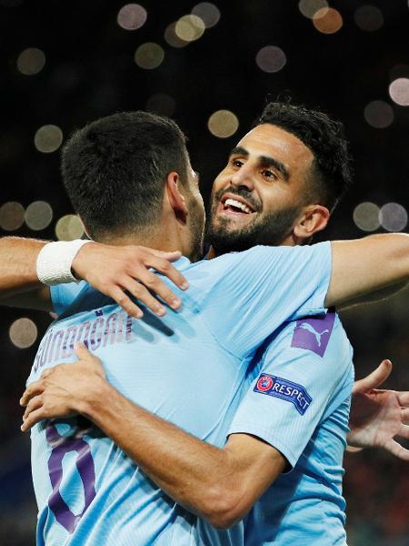 Mahrez abraça Gundogan após gol do Manchester City sobre o Shakhtar Donetsk, em 2019 - Gleb Garanich/Reuters