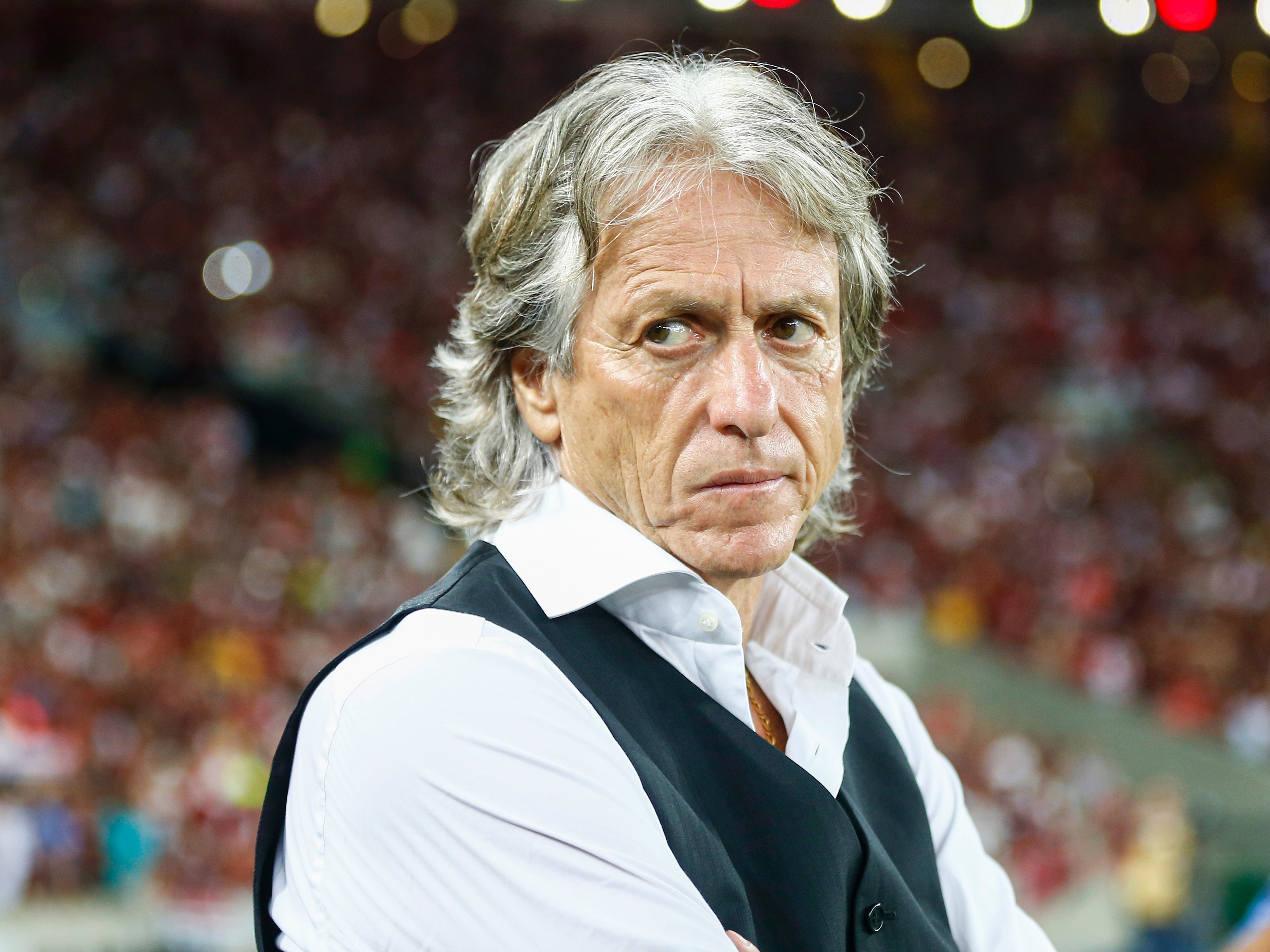 Fui para uma palestra do Jorge Jesus de auscultadores, com música