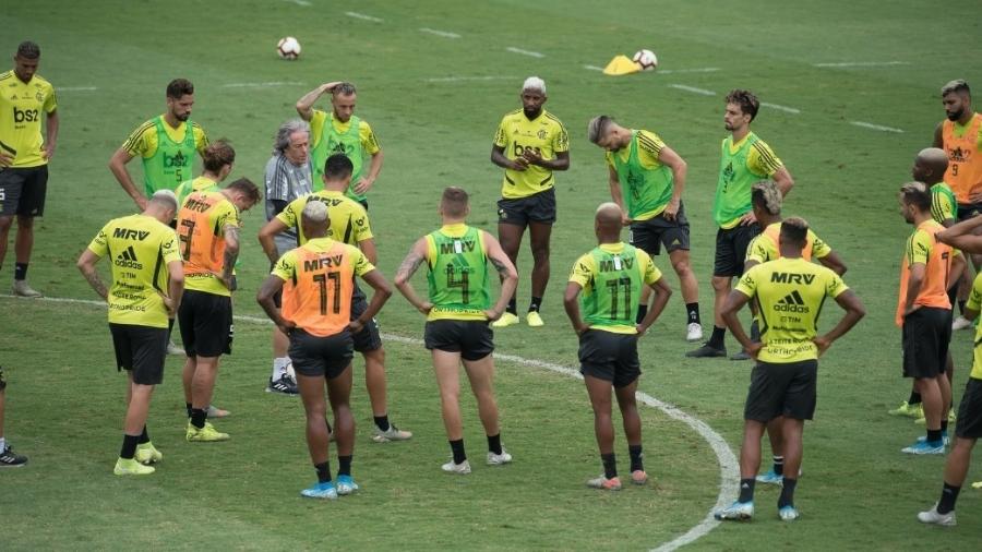 Jorge Jesus conversa com jogadores em reapresentação do elenco do Flamengo para Mundial - Alexandre Vidal / Flamengo