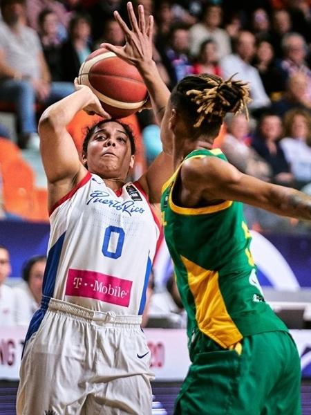 Jennifer O"Neill arremessa, durante a partida entre Porto Rico e Brasil - Divulgação/FIBA