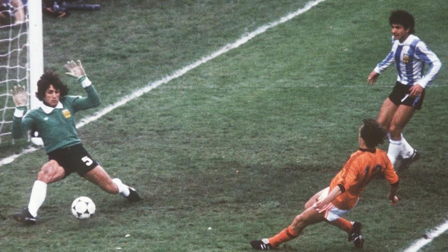 Ubaldo Fillol, goleiro da Argentina, defende chute de Rob Rensenbrink, da Holanda, enquanto zagueiro Luis Galvan acompanha a jogada, na final da Copa do Mundo 1978, em Buenos Aires - picture alliance via Getty Images