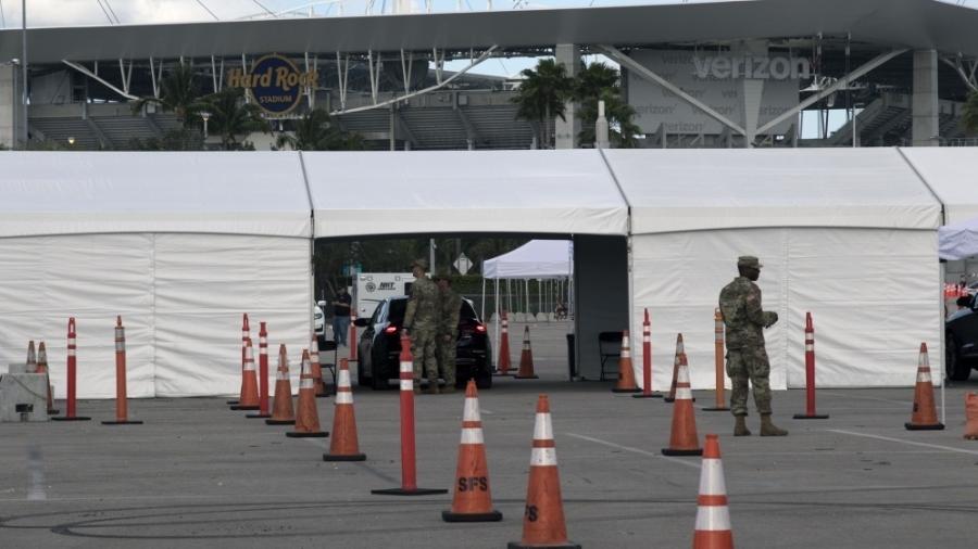 Estacionamento do Hard Rock Stadium tem testes do novo coronavírus em Miami - US Army
