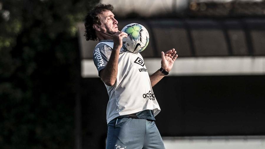 Técnico Cuca domina bola em treino do Santos - Ivan Storti/Santos FC