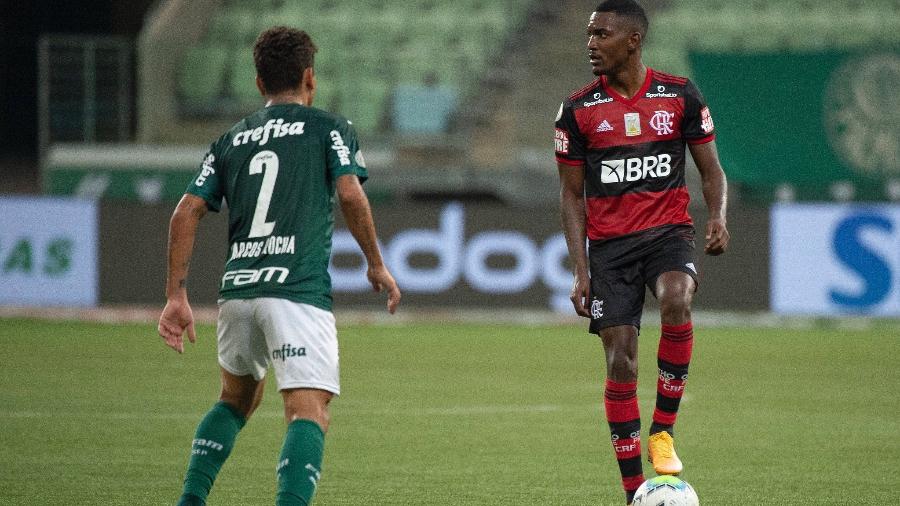 O lateral esquerdo Ramon foi titular do Flamengo no empate contra o Palmeiras - Alexandre Vidal/Flamengo