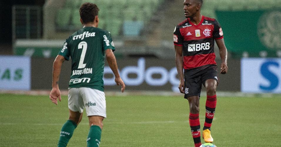 O lateral esquerdo Ramon foi titular do Flamengo no empate contra o Palmeiras