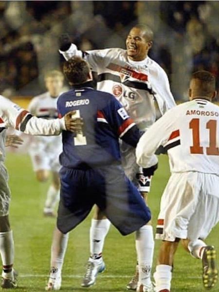 Aloísio abraça Rogério Ceni após final do Mundial de Clubes de 2005 - Reprodução
