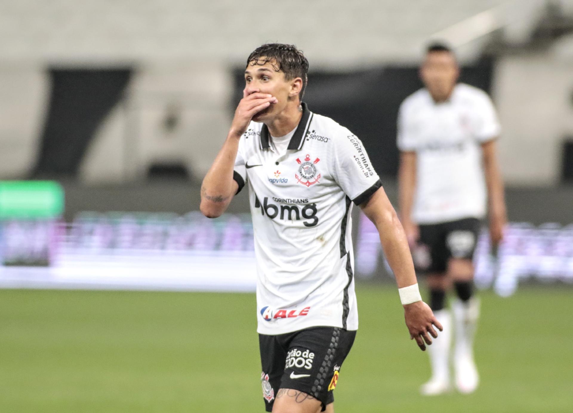 Corinthians se vê otimista e espera contar com Mateus Vital para mês de decisões