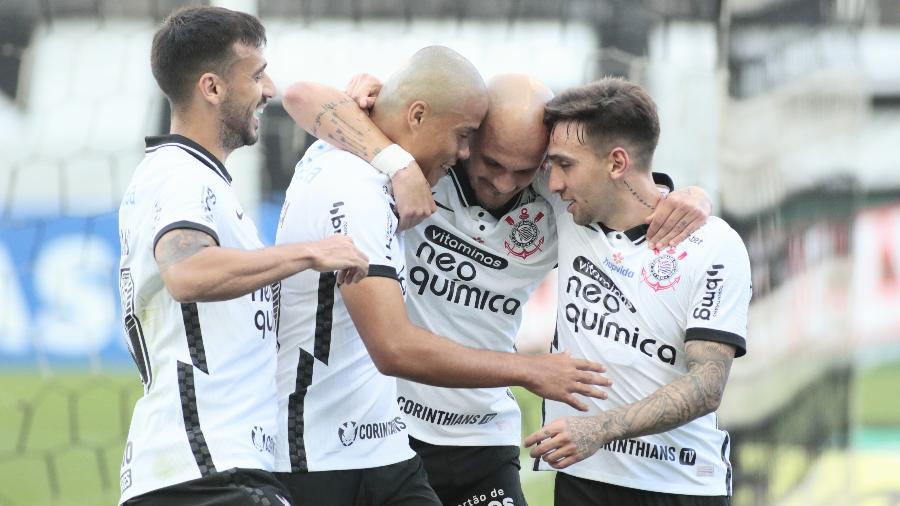 Jogadores do Corinthians comemoram gol de Fábio Santos, diante do Novorizontino  - Rodrigo Coca/Agência Corinthians