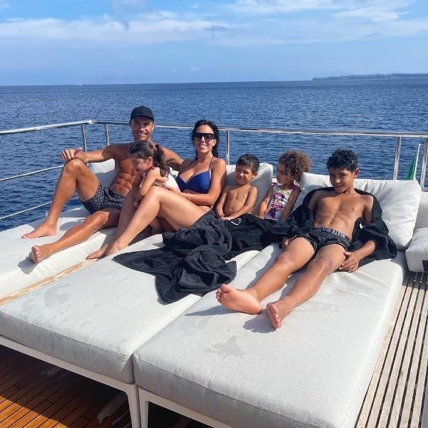 Cristiano Ronaldo curte férias em família