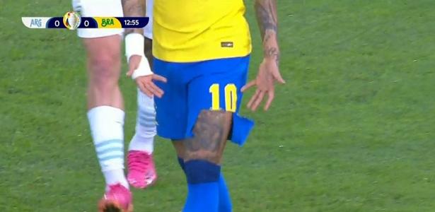 Neymar se rompió el pantalón corto en la final