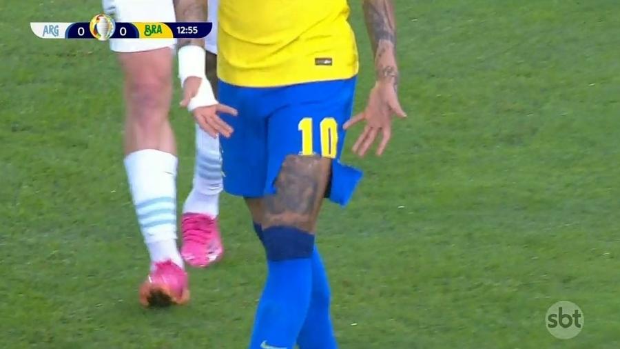 Calção do atacante ficou rasgado durante o 1° tempo de Brasil x Argentina, pela final da Copa América - Reprodução/Twitter