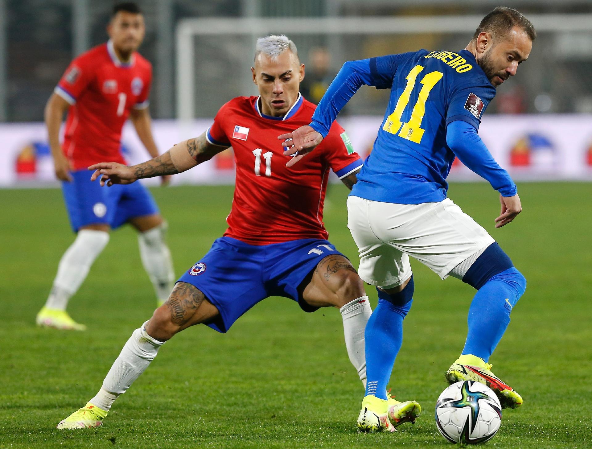 Everton Ribeiro tenta jogada em Chile x Brasil nas Eliminatórias - Getty Images