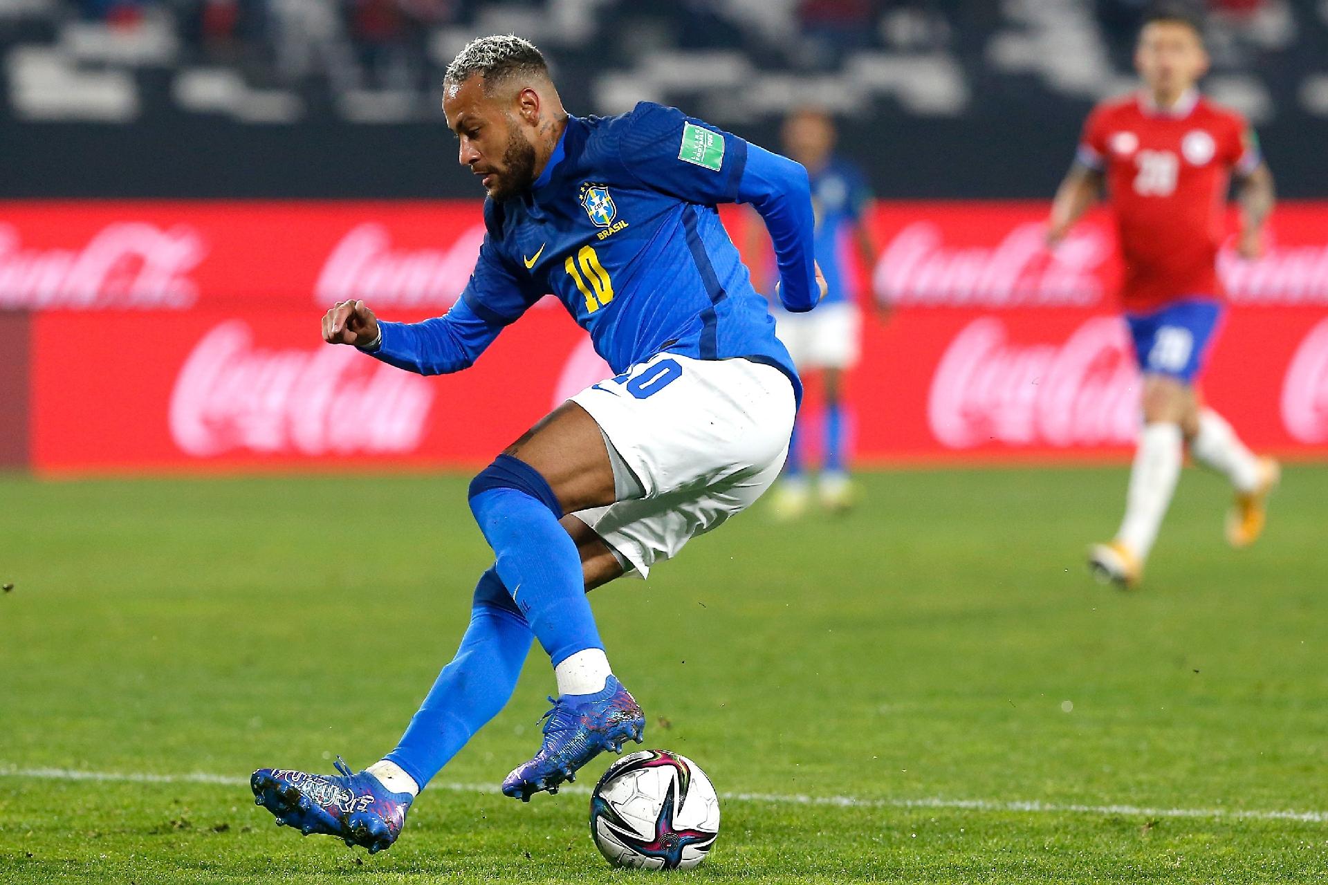 Neymar tenta a jogada em Chile x Brasil nas Eliminatórias - Getty Images