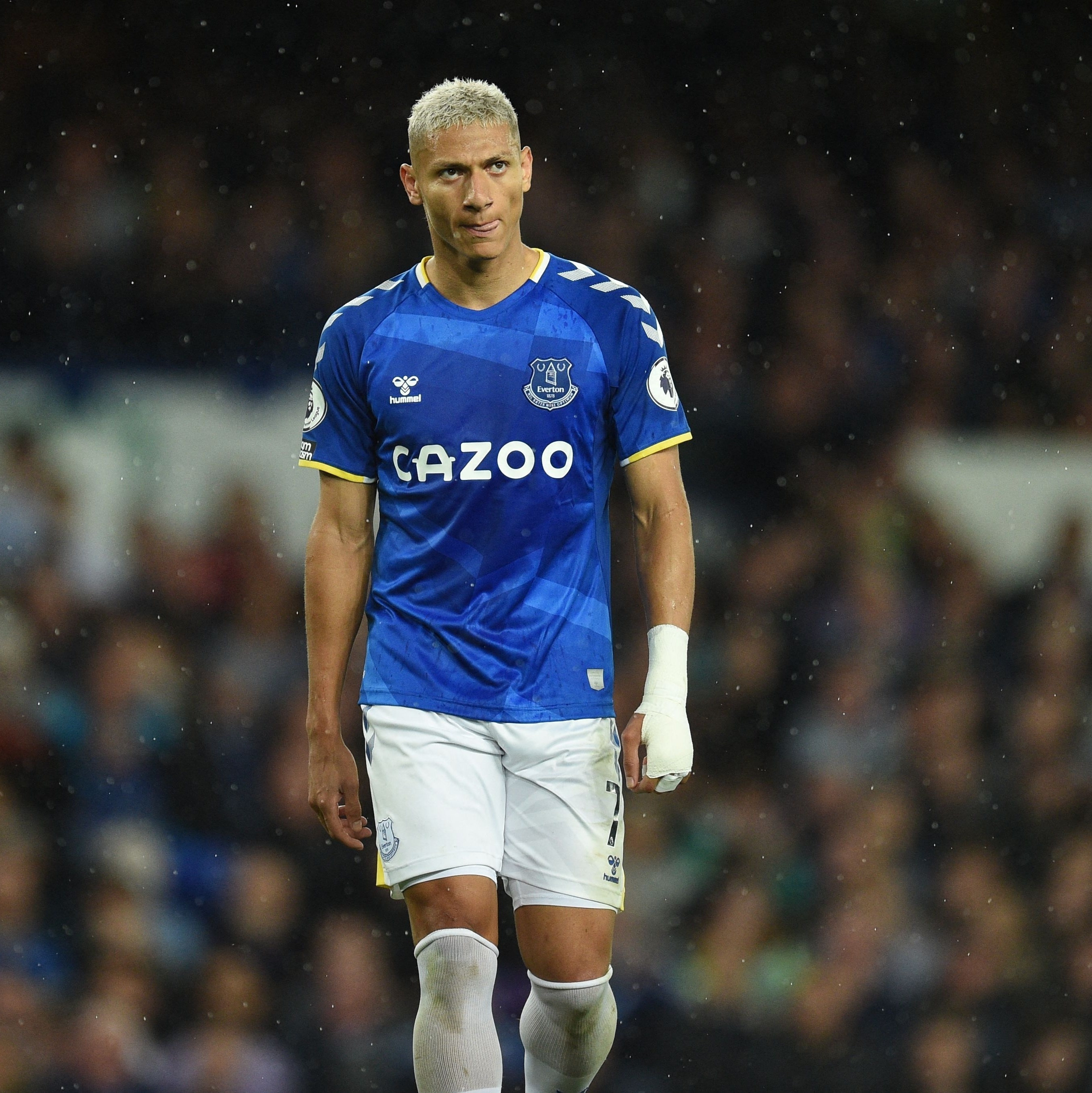 Richarlison se desculpa por expulsão no empate do Everton: Cometi