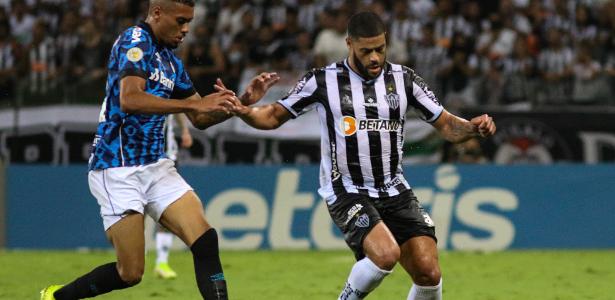 Hulk tenta jogada para o Atlético-MG contra o Grêmio pelo Brasileirão