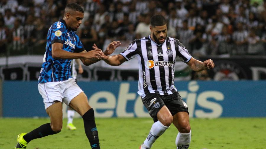 Hulk tenta jogada para o Atlético-MG contra o Grêmio pelo Brasileirão - Fernando Moreno/AGIF