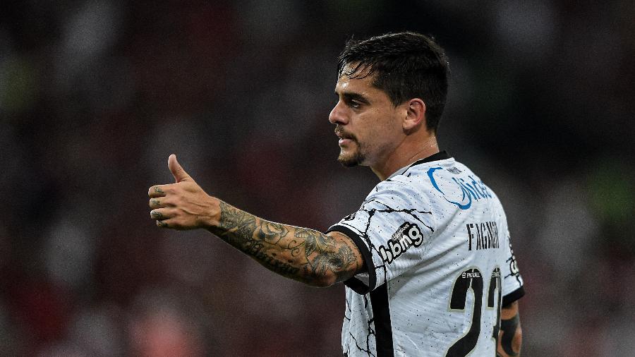 Fagner em ação pelo Corinthians, em partida contra o Flamengo, no Maracanã - Thiago Ribeiro/AGIF