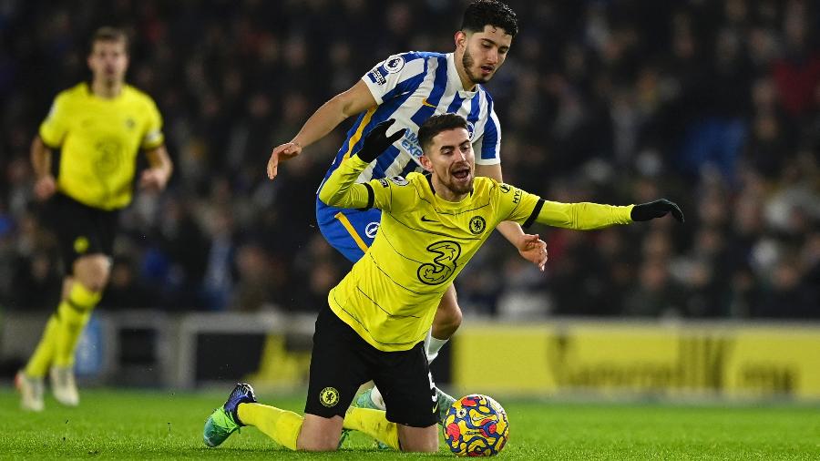 Jorginho, do Chelsea, em ação na partida contra o Brighton, pelo Campeonato Inglês  - Tony Obrien/Reuters