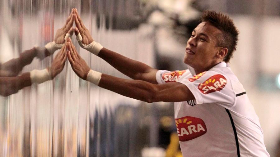 2010 - Neymar comemora gol contra o Corinthians: ele foi vice-artilheiro do Brasileirão 2010 - Neymar comemora gol contra o Corinthians: ele foi vice-artilheiro do Brasileirão