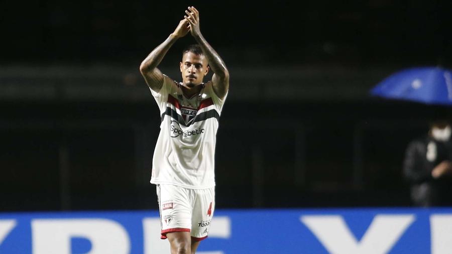 Diego Costa, do São Paulo, comemora seu gol em partida contra o Manaus válida pela segunda fase da Copa do Brasil 2022 - FERNANDO ROBERTO/UAI FOTO/ESTADÃO CONTEÚDO