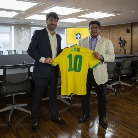 Ao lado do presidente da CBF, Ednaldo Rodrigues (dir), Júlio Avellar (esq) no anúncio como novo diretor de competições da entidade