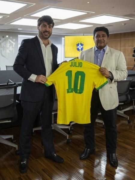 Ao lado do presidente da CBF, Ednaldo Rodrigues (dir), Júlio Avellar (esq) foi anunciado como novo diretor de Competições da entidade - Thais Magalhães/CBF