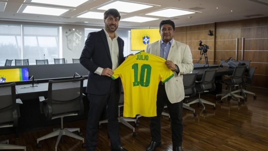 Ao lado do presidente da CBF, Ednaldo Rodrigues (dir), Júlio Avellar (esq) foi anunciado como novo diretor de Competições da entidade - Thais Magalhães/CBF