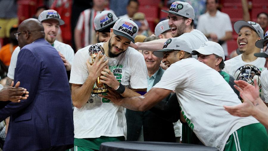 Jayson Tatum abraça o troféu de MVP das Finais da Conferência Leste da NBA - Andy Lyons/Getty Images