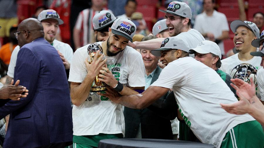 The Playoffs » Novo uniforme do Boston Celtics homenageia Bill Russell »  The Playoffs