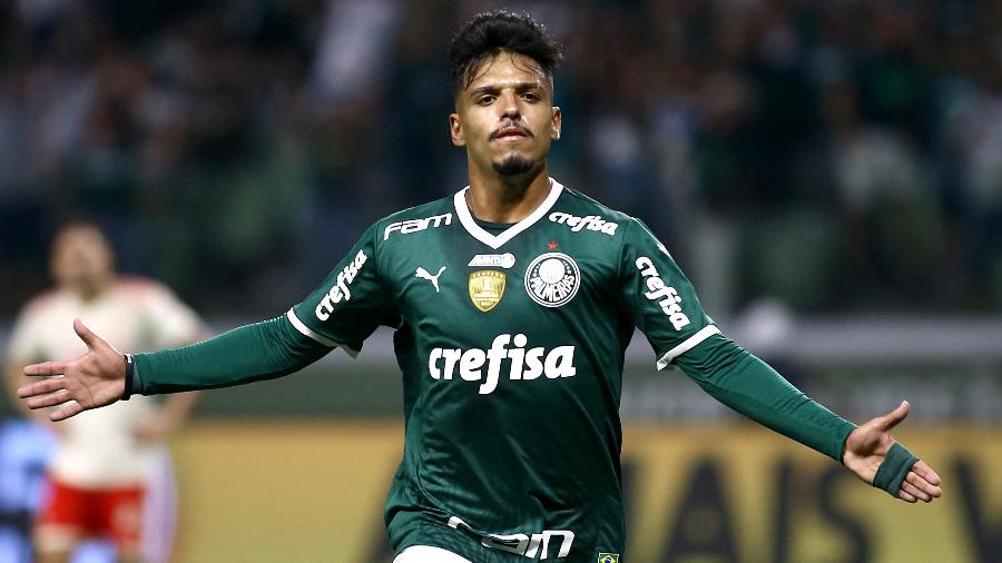 Gabriel Menino comemora gol marcado com a camisa do Palmeiras no duelo contra o Inter, válido pelo Campeonato Brasileiro - Carla Carniel/Reuters