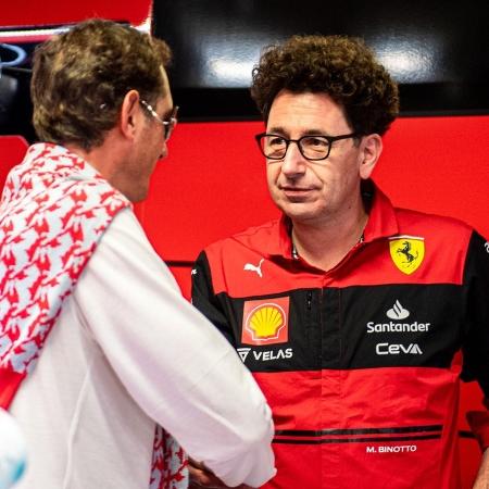 John Elkann (esq.), presidente da Ferrari, e Mattia Binotto nos boxes de Monza - Ferrari