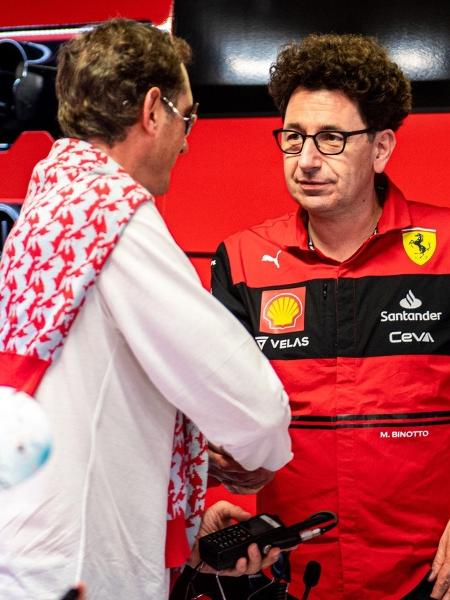 John Elkann (esq.), presidente da Ferrari, e Mattia Binotto nos boxes da escuderia em Monza - Ferrari