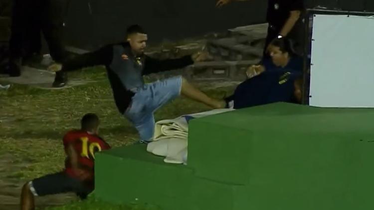 Torcedor do Sport invadiu gramado e agrediu bombeiros durante jogo contra o Vasco - Reprodução/SporTV - Reprodução/SporTV