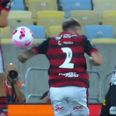 O que o VAR de Corinthians x Flamengo disse sobre a mão de Léo