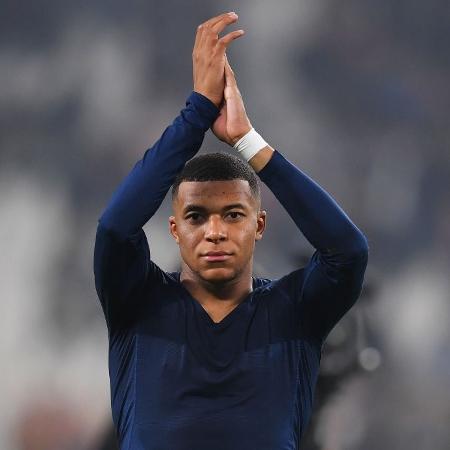 Mbappé acena para os fãs após vitória do PSG sobre a Juventus, pela Liga dos Campeões - Valerio Pennicino/Getty