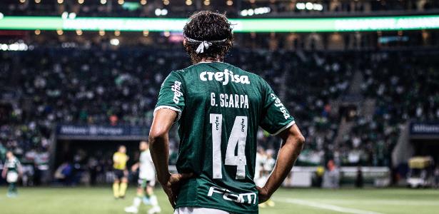 Bola estoura após dividida de Gustavo Scarpa e paralisa jogo do United