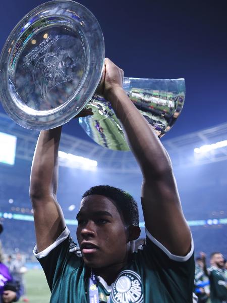 Endrick levanta troféu de campeão brasileiro do Palmeiras dentro do Allianz Parque - Ettore Chiereguini/AGIF