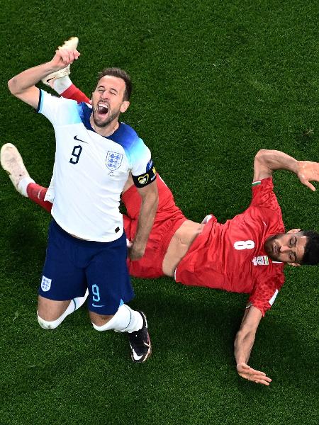 Harry Kane sofreu falta de Morteza Pouraliganji em Inglaterra x Irã pela Copa do Mundo - Jewel SAMAD / AFP